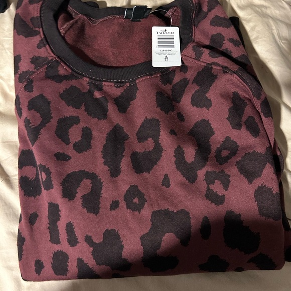 Torrid Cozy Fleece Crew Neck Raglan Sweater - Burgundy Leopard Print Size 4 NWT - Picture 2 of 2
